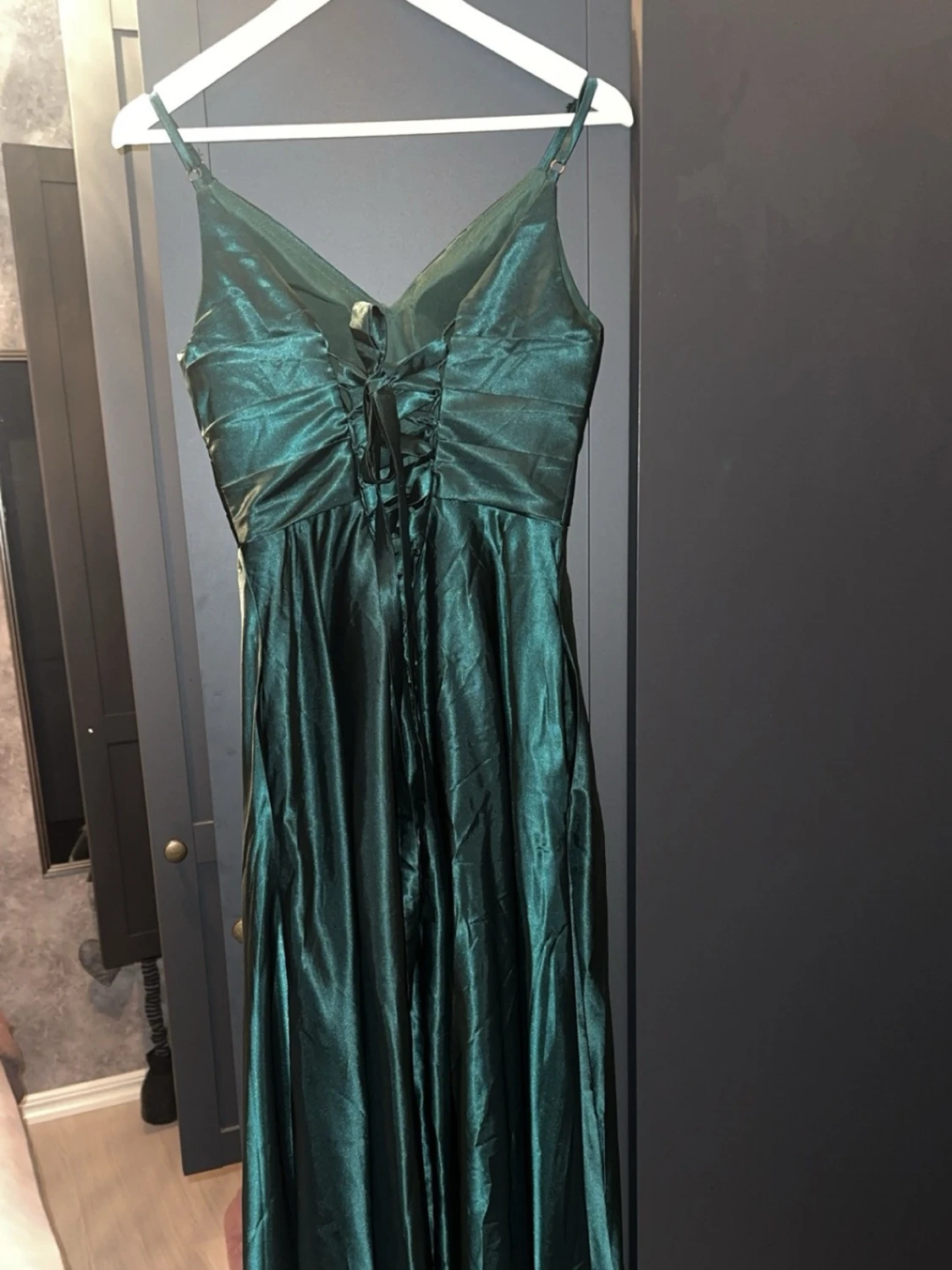 Grön långklänning med snörning