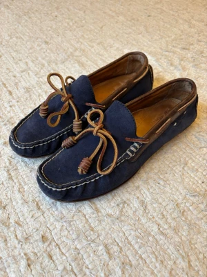 Ralph Lauren Seglarskor - Ett par extremt snygga loafers/seglarskor som är perfekta till både vår och sommar! Storlek 41 men passar 40. Hör gärna av dig!
