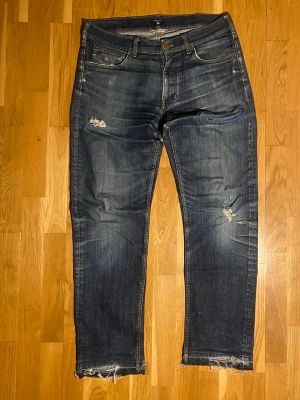 GANT jeans  - Ett par snygga gant jeans med snygga fades och slitingar. De har en naturlig patina men många hål (kan skicka närmre bilder på hålen). De är inte i det bästa skickat. Ifall fler frågor eller bilder skriv!