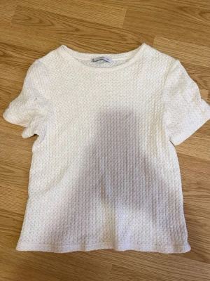 Vit tshirt  - Så fin tröja från mango. Stolek L men passa mig som kan ha S-M. Så skön o skönt material