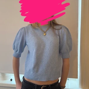 Ljusblå puffärm topp från Vero Moda.  - Supersöt ljusblå topp från veromoda med puffärmar och ribbade kanter. Tröjan är lite noppig efter tvätt men annars i fint skick. 