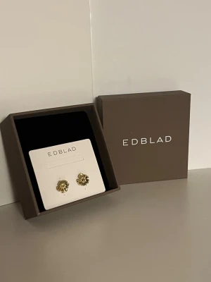 Nya Edblad Floral Studs S Guld  - Helt nya Edblad Floral Studs S Guld. Köpta för ca ett halvår sedan. Original priset är omkring 300-400kr.