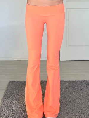 Yoga pants - Midjemått: 33cm rakt över, innerbenslängd: 78cm 💗