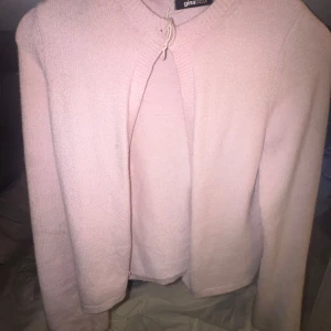 Ljusrosa stickad kofta Gina Tricot - Ljusrosa kofta i storlek xs använd max tre gånger