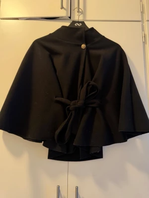 Svart poncho blair Missäy  - Svart poncho blair missäy 