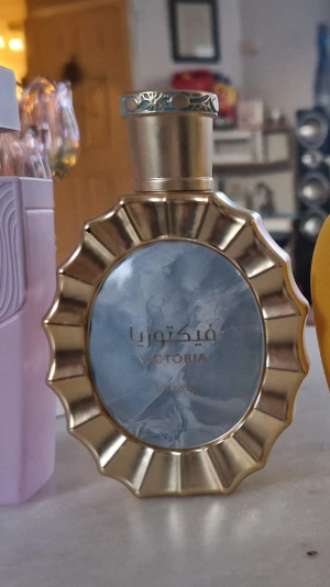 Lattafa Victoria  - Uppskattar till ca 85-90 ml kvar.