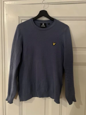 Blå tröja från Lyle & Scott - Snygg blå tröja från Lyle&scott i storlek XS!🔥🙌 Tröjan är i klassisk passform med rund krage. Skicket är 7.5/10 och den är av 85% bomull och 15% ull. Priset kan diskuteras!🤩 Hör av er vid minsta fundering eller mått!😎