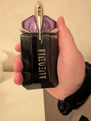 Alien Mugler parfym - Bara provat lite ganska mycket kvar i .Doften håller hela dagen och den är kvinnlig o sensuell doft ,en riktig lyx parfym.