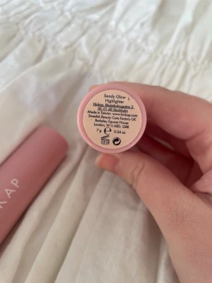 Sandy Glow highlighter stick Hickap - Krämig highlighter i stickformat från Hickap i nyansen Sandy Glow. Kommer i en snygg rosa hylsa och innehåller 7 g produkt. Perfekt för att ge ansiktet ett naturligt glow och lyster. Enkel att applicera direkt på huden tack vare den smidiga formen.