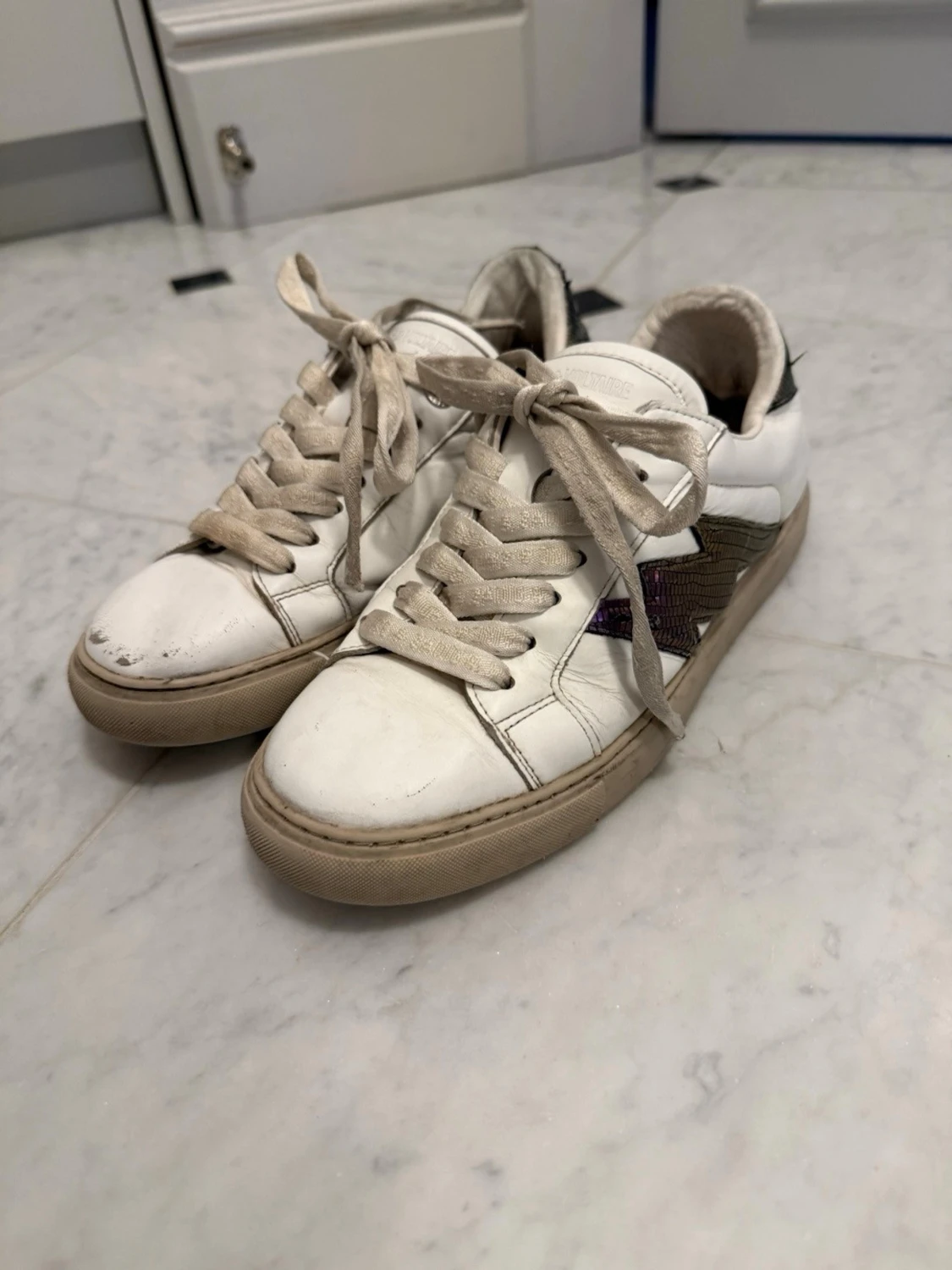 Vita sneakers med metallicdetaljer