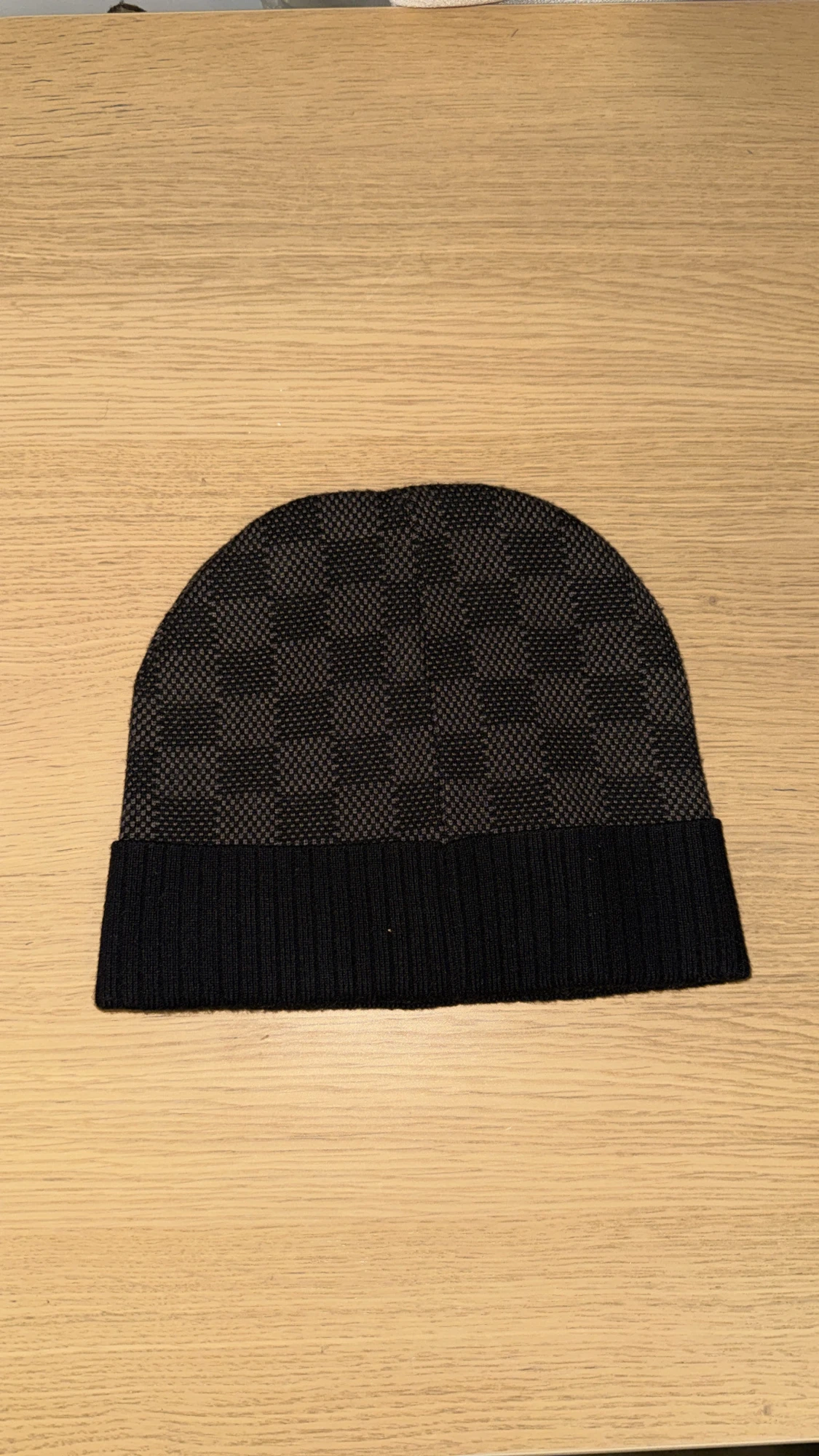 Svart  mössa med rutmönster - 1