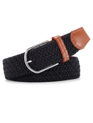 Svart flätat bälte med skinn-detaljer - Snyggt svart flätat bälte med bruna skinn-detaljer och silverfärgat spänne. Perfekt accessoar för att lyfta din outfit och funkar till både jeans och chinos. Klassisk design som passar till det mesta.