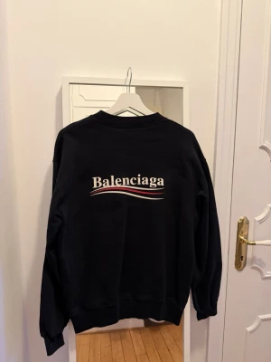 Svart sweatshirt Balenciaga - Väldigt bra skick, är xs men sitter boxy och oversized. Perfekt om man kör s vanligtvis. Minimal cracking framsida, nästintill 0 cracking rygg
