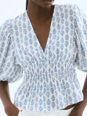 blåvit blus HM - jättefin och populär blus från hm! superbra skick