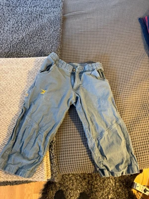 Blå shorts från Decathlon, bomull - Säljer ett par 2/3 shorts med hög kvalité, till för inom eller utomhus klättring