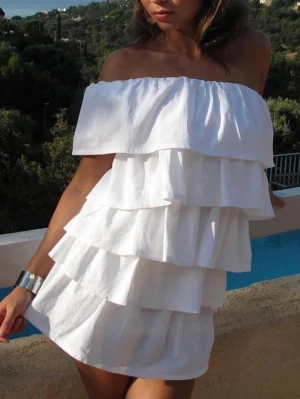 Student klänning - Säljer min fina hand sydda student klänning, off shoulder med volanger från Anielle Label. Storlek S standard längd. Använd vid 2 tillfällen och är nästintill som ny.