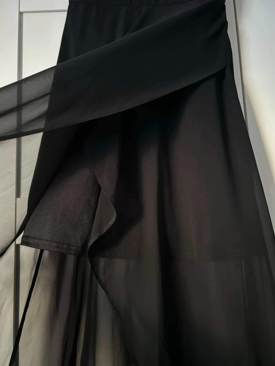 Svart långklänning med pärldetaljer - 2