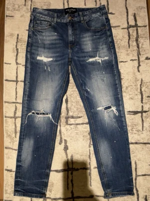 Supply & Demand - Säljer ett par jeans från Supply & demand. Perfekt skick går att matcha på olika flera stiler. Perfekt färdig som gillar en lyxig vibe. Är det något du undrar över skriv! Passa på.