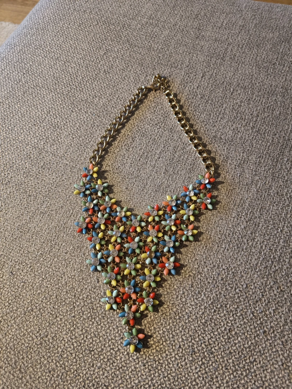 Färgglatt statementhalsband med pärlor - 1