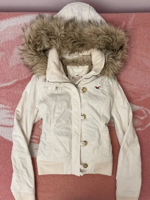 rare vintage Hollister viral fur winter jacket  - säljer eller byter denna magiska 2000s hollister jackan i mycket bra vintage skick passar som M då den är liten i storlek 