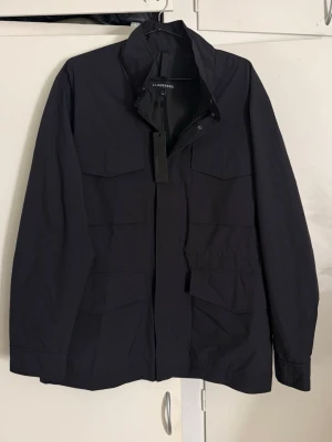 J.Lindeberg jacka - Säljer nu en helt ny J.Lindeberg jacka i storlek M. Snygg och diskret svart färg. Lapparna kvar på jackan, helt oanvänd. Perfekt inför våren!! Hör av er🤝