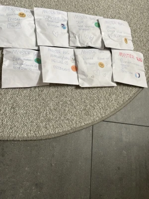 Mystery bag med smycken - Säljer flera mystery bags fyllda med blandade smycken som armband, ringar och halsband i olika storlekar och stilar. Påsarna är vita med handskriven text och dekorerade med små klistermärken. Perfekt för dig som gillar överraskningar och vill testa nya accessoarer! Det är olika teman på de och priset stämmer inte helt, det kan sänkas. Alla påsarna för. 450kr och st pris är beroende på vilken.