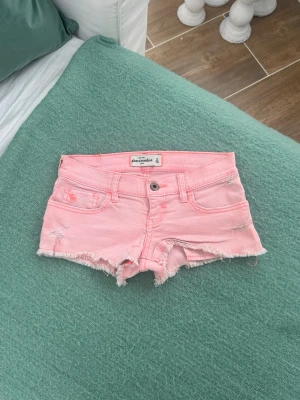 Abercrombie lågmidjade jeansshorts   - Storlek 10 barn ~ XXXS/XXS. Rakt över midjemått: 31cm. Skickas inom 24h. Se liknande plagg i min profil! 