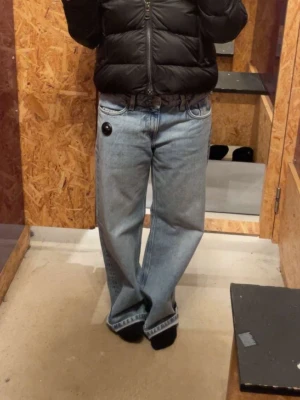 Baggy jeans - Säljer ett par ljusblå jeans med rak passform och hög midja. Jeansen har klassisk femficksdesign och bälteshällor. Perfekta för en avslappnad och trendig look. Super bra skick strl S nypris 600