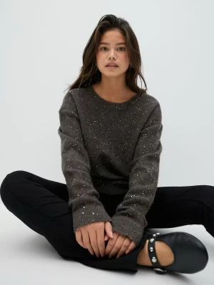 Glittrig stickad tröja  - Säljer denna supersöta glittriga stickade tröjan från Gina Tricots barnavdelning i storlek 170 (slutsåld överallt)🫶🏼Jättefin öppning i ryggen! Tröjan är brun med glitter i, köpt på kids brand store. ALDRIG ANVÄND💕