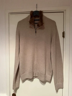 Bvaldi Lana Regale full zip cardigan - Säljer min oanvända stickade Bvaldi cardigan med päls, som är i storlek M