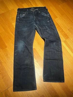 Lee jeans - Lee jeans i selvage / salvage liknande material, har haft samma modell tidigare och de får sjuk fade. Nice straight fit. Fråga för mått så fixar jag