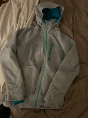 Skidjacka❣️ - Skidjacka köpt från vinted. Ljusgrå på utsidan och turkos inuti samt dragkedja. Använt 2-3 gånger men säljer nu pågrund av att jag inte kan åka längre🩷 skulle säga den är i storlek S-M💕