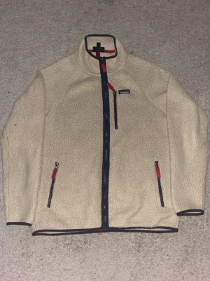 Patagonia - Säljer en snygg beige fleecejacka från Patagonia I storlek XL. Toppen skick! Hör av dig vid funderingar😊