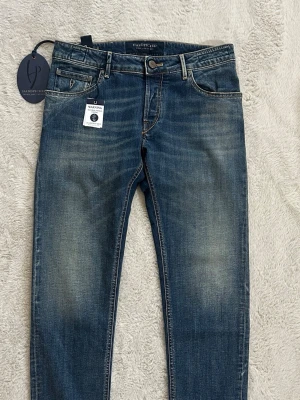 (HELT NYA) HANDPICKED JEANS - Tja! Säljer ett par as feta Handpicked jeans med as schyst tvätt! | Skick 10/10 Helt nya! | Storlek 32 | Nypris 3799kr | Mitt pris 1399kr! | Hör av dig vid funderingar eller frågor! 