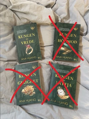 Kungen av Vrede av Ana Huang - Säljer boken 'Kungen av Vrede' av Ana Huang, ”king of wrath” - översatt till svenska. Perfekt för dig som gillar romantisk och dramatisk skönlitteratur. Denna serien utspelar sig i samma universum som den populära twisted-serien. De sista tre böckerna är sålda 💕