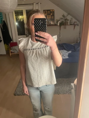 Vit broderad blus med spetsdetaljer - Jättefin blus från shein, passar perfekt till sommaren