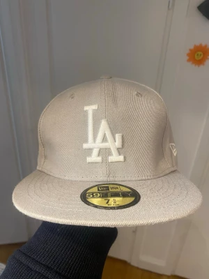 LA dodgers keps - Säljer för den är lite för stor för mig. Är även öppen för byten mot en mindre i antigen samma färg eller mörkblå.