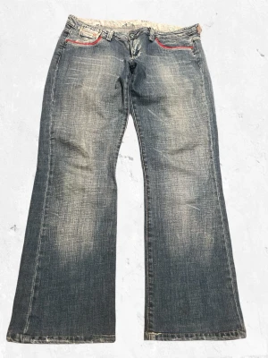 Blå Lowwaist Diesel Jeans -  Midja: 41 cm Längd: 91 cm Innerbenslängd: 74 cm Benöppning : 21 cm  NOTE!!!!!!!🚩🚩🚩🚩 Måtten kan variera +- 1 cm   Jag tar inga bilder med jeansen på eftersom att dom oftast inte passar mig!