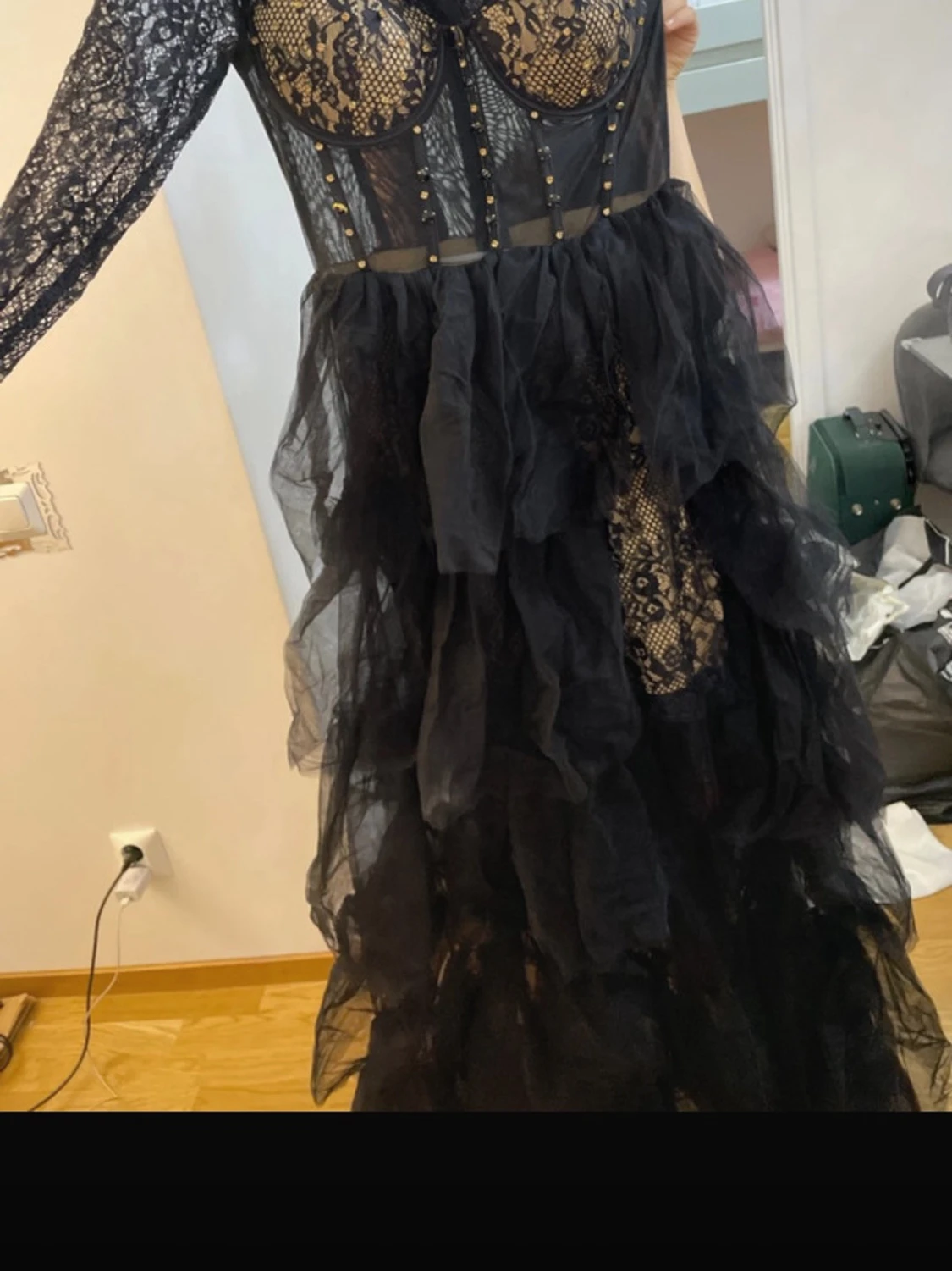 Svart långklänning med spets och volanger