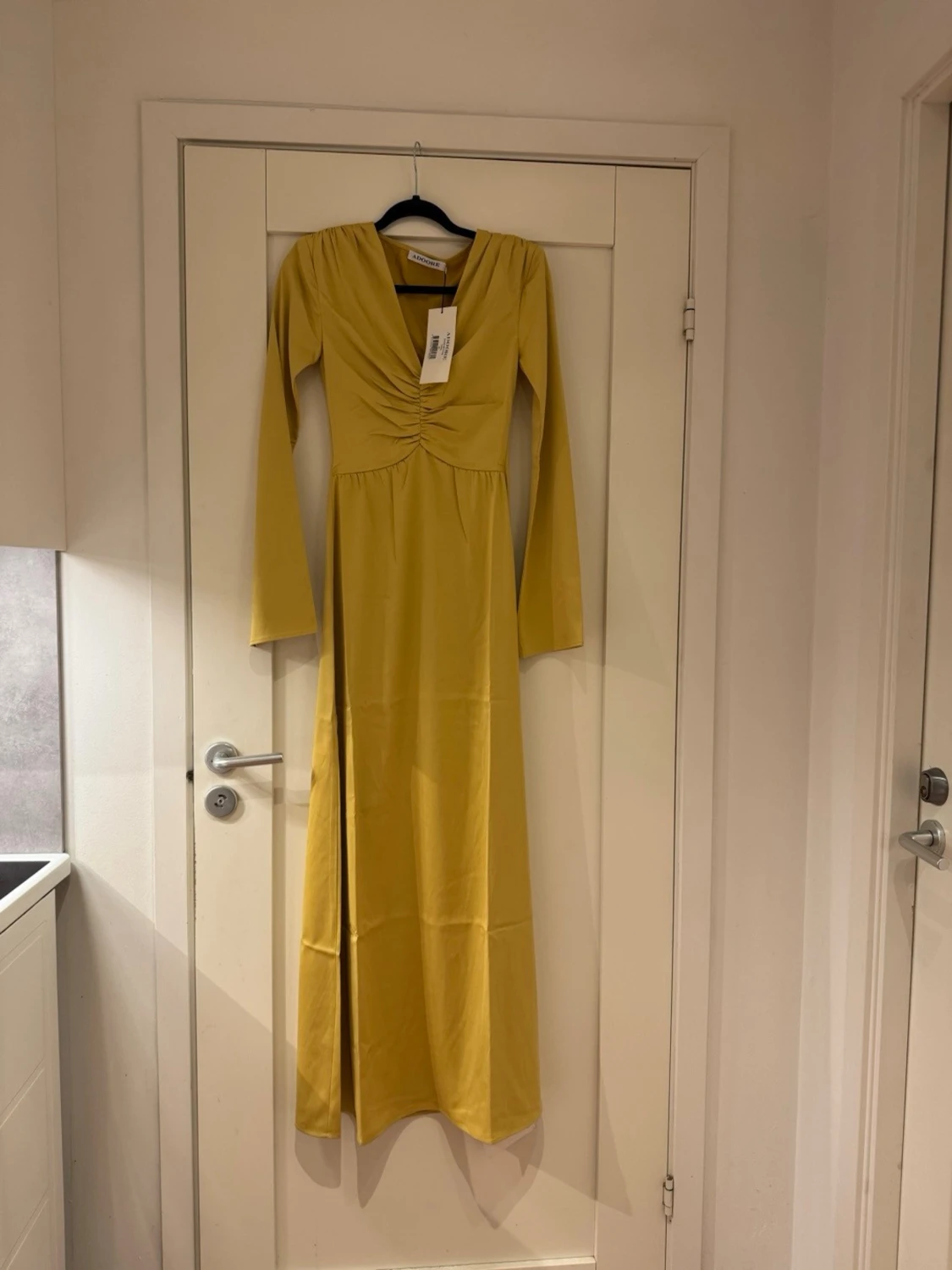 Gul långklänning från Adoore