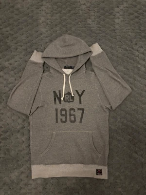 Ralph Lauren hoodie  - Skick: 8/10 | Storlek: XS | Pris: 700 | Inga defekter | Modellen på bilden är 170, 57,kg | Passar perfekt för dig som är mellan 165-172 cm lång! | Kan gå ner i pris vid snabb affär! | Hör av er vid frågor eller minsta fundering 🙌