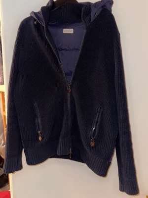 Moncler cardigan  - Halloj, säljer en moncler cardigan i mörkblå. Skick 9/10 i strlk L. Passar in med dom flesta sakerna, perfekt nu inför hösten. Vid minsta fundering hör av er☺️