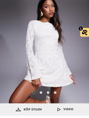 Vit klänning från Princess Polly - Säljer denna superfina klänning från princess polly som jag beställde på asos! Den var tyvärr för liten för mig men en dröm klänning annars! Skriv för mer bilder, endast provad!