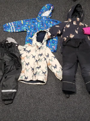 Vinterkläder Regnkläder barn. - Säljer alla dessa barn kläder det finns allt möjligt fråga gärna om fler bilder och om storleken för att kommer inte skrivas pga att de är för många men alla är inte använda mycket bara några gånger de är alla i perfekt skick och några är nästan nya. Kostar 100kr styck.