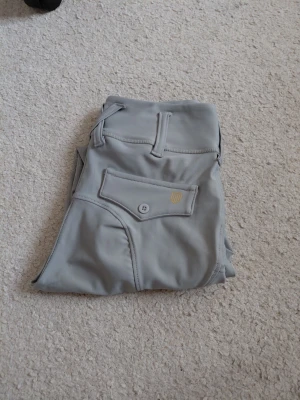 Ljusgråa mayadelorez ridbyxor! - De är I dam storlek xs, halvskonade och inte andvända mycket. Säljer då dem inte andvänds! Orginal priset är över 1000 kr☺️ 