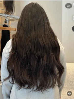 Mörkbrunt löshår med clips - Säljer ett set mörkbrunt löshår med clips, perfekt för dig som vill ha längre och fylligare hår. Löshåret är vågigt och har en naturlig glans. Passar till att skapa volym eller förlängning. Clipsen gör det enkelt att sätta i och ta ur håret.