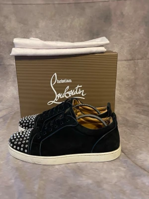 Louboutin Skor (sällsynta) - Säljer dessa tvär feta mörkblåa Christian Louboutin skorna! | Storlek 43 | Mycket bra skick | Det som ingår: skor + 2 dustbags + extra snören + vinted äkthetsbevis + Christian Louboutin kort + 2 mini dustbags | Hör av dig vid fler frågor!