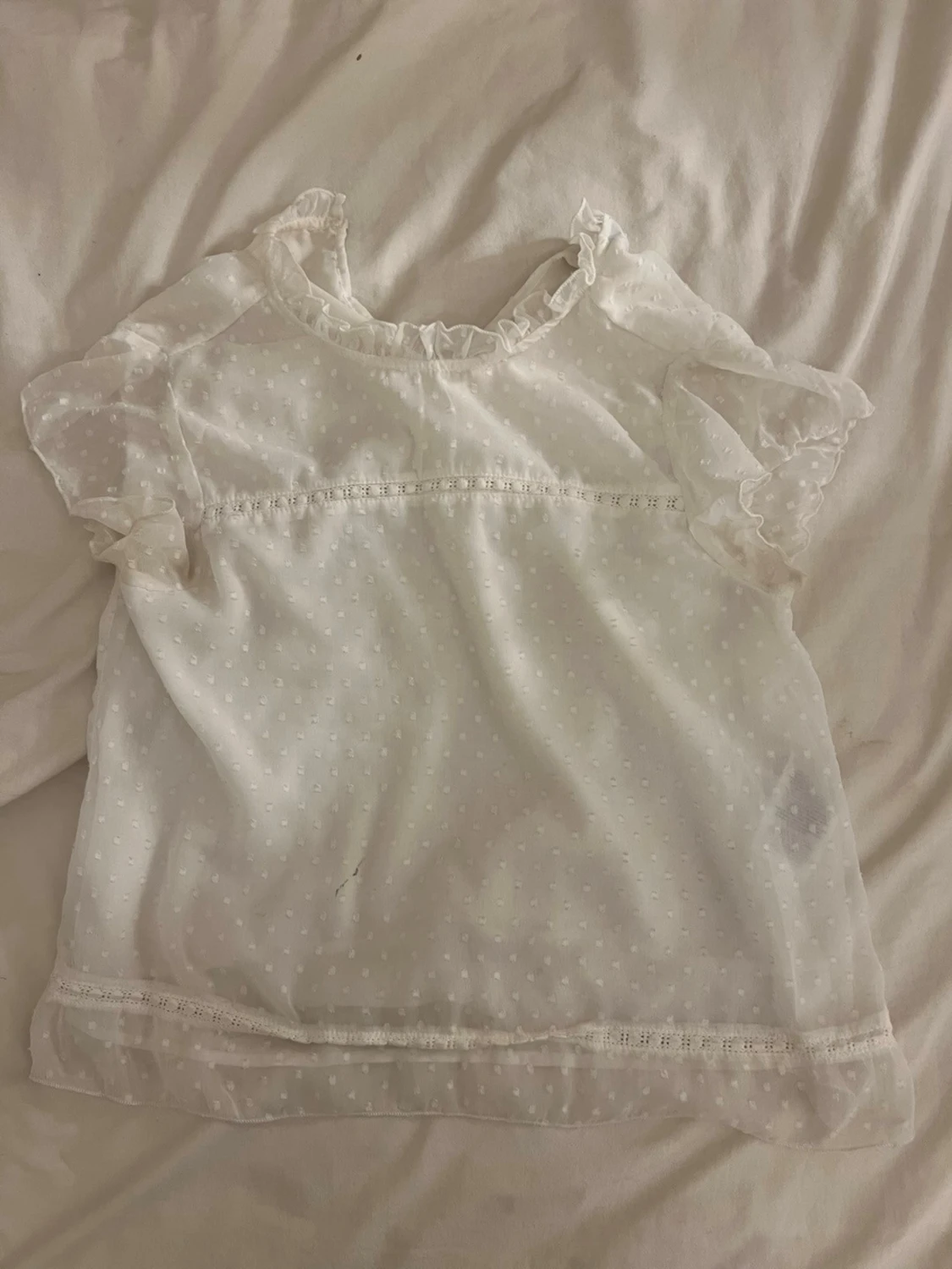 Vit prickig blus med volangärm