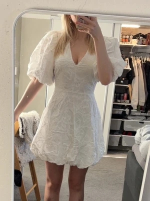 Studentklänning - Säljer en helt oanvänd studentklänning med prislapp kvar från Bubbleroom. Säljer pga har i två storlekar. Den är helt slutsåld på hemsidan. 