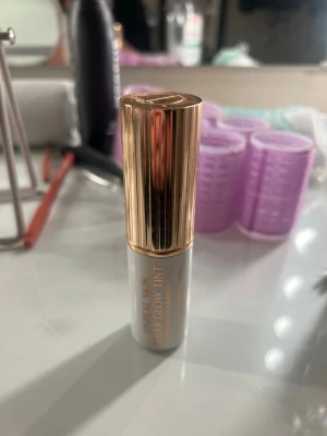 Charlotte tilbury unreal skin tint  - Unreal sheer glow tint från Charlotte tilbury! Endast testad! Hela produkten kvar. Färg 5 